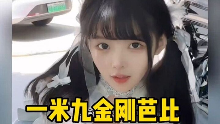 Gadis imut mengasuh anak, penampilannya tidak sesuai dengan usianya, sementara gadis tinggi 190 cm m