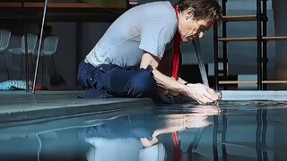 他本想在泳池边喝水，却发现是海水，接着他又打算从鱼缸里解渴，结果尝了一口是海水！是个人物！7一口气看完高分电影《笼中之鸟》！