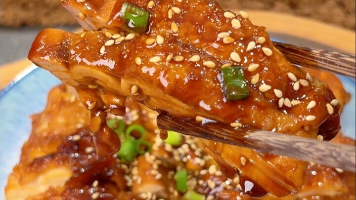 خلال العطلة، ما إن أقدّم صدور دجاج الكولا العصيرة والطازجة هذه، حتى تضطر لحم الخنزير المُحمر إلى الت