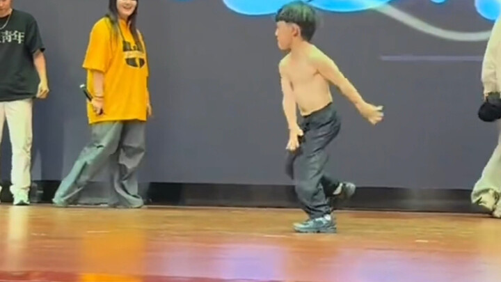 幼儿园小朋友大学里跳街舞，舞技超群，这让学长学姐们咋办？