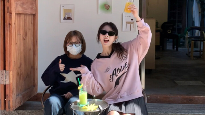 "Introverts and Extroverts on a Trip: Taking Photos"