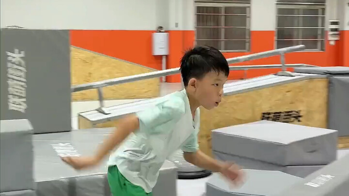 Dipasangi oleh si Bocah