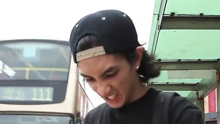 ไปโรงเรียนก็กระโดดล็อคเหรอ?
