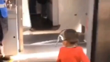 طفلة لطيفة من الشمال الشرقي! طاقة عالية طوال الوقت!