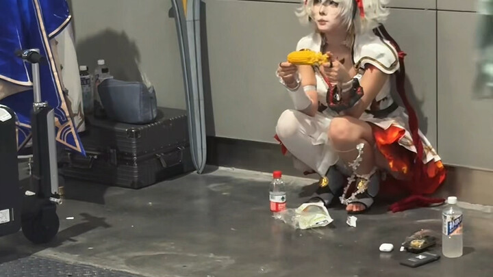 Đang ngủ dậy thì thấy Chun đang gặm ngô.