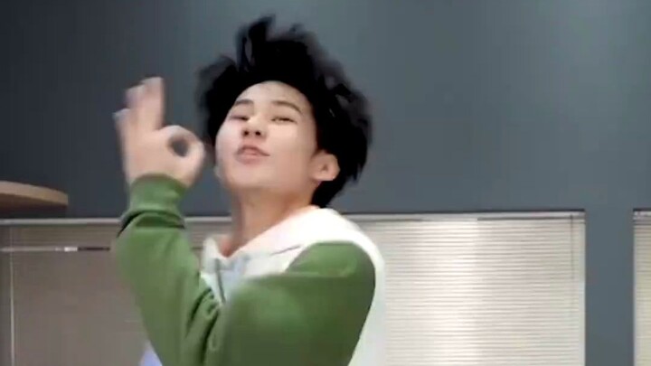 Hilarious! Zhang Zhenyuan got his face teased by Ma Ge, hahaha! Ma Ge: It feels so good to pinch and