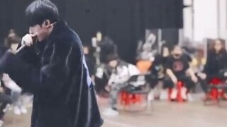 عندما يستمع هه جونلين إلى تجارب يان هاو شيانغ، يبكي حتى ترتجف يداه، إنه يشعر بالأسف عليك أكثر منك.