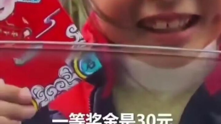Nụ cười thật sự rất dễ truyền cảm hứng! Cô bé lớp 2 nhận được học bổng, vui vẻ khoe với bố