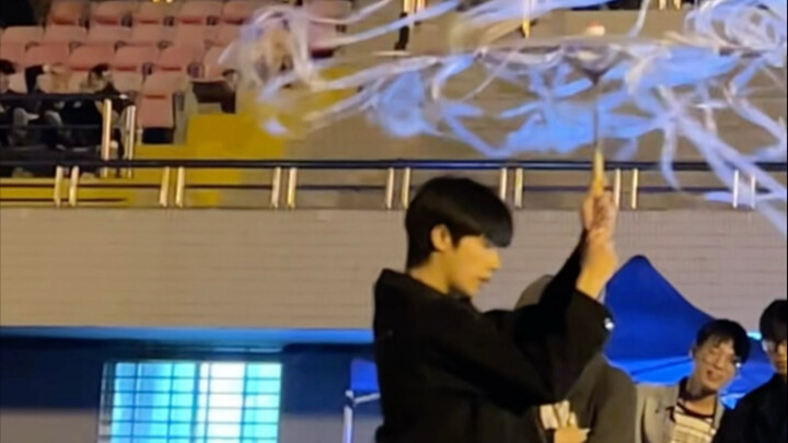 Male college student performs "Hong Zhao Yuan" on the sports field