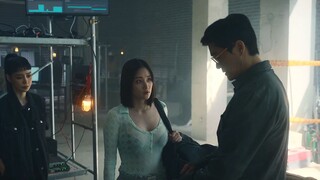 理想的设想下骨感的现实问题，一路拔升到政治层面后又进入了批判财阀路子的主题，一集一反转越挖越大的坑，一堆推动剧情发展的奇怪逻辑