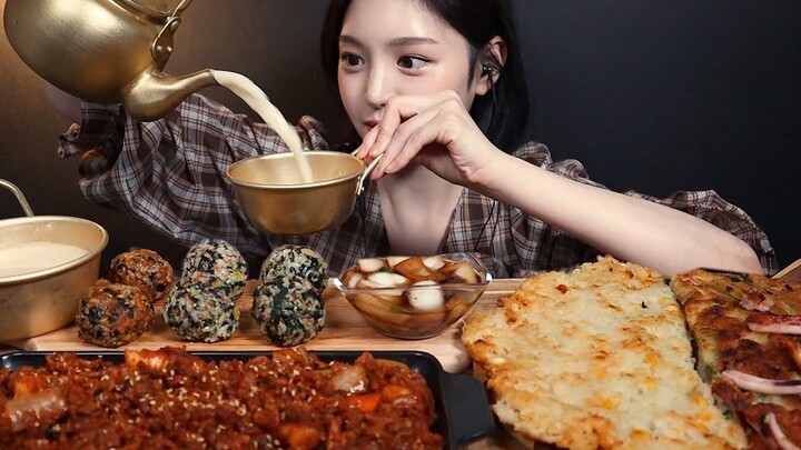 Rượu + bánh kếp + bánh khoai tây||bánh cay + cơm nắm-Ăn cùng Boki