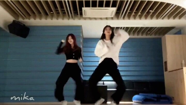 Itzy danced to Instruction x Like This (Yeji, Lee Chaeyoung)