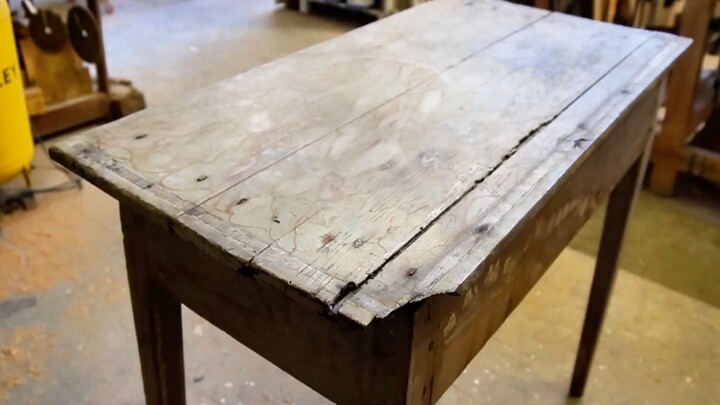 The boss has a wooden table over 200 years old and, reluctant to throw it away, asked me to help res