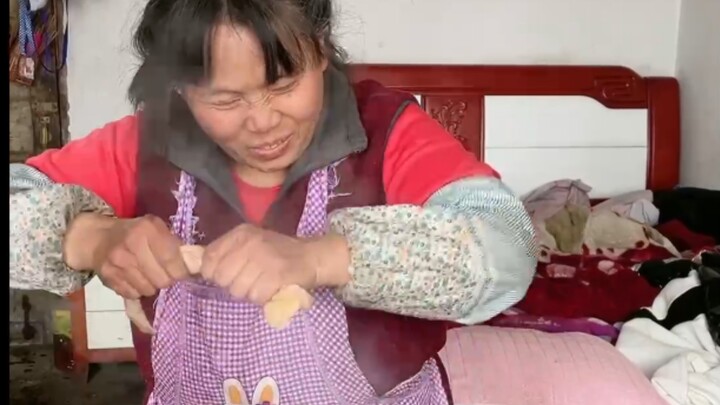 Người mẹ khiếm thị lần đầu tiên nhìn thấy rất nhiều thịt vịt