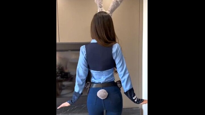 Jeans Rabbit Officer sangat seksi, bagian belakangnya sangat cantik.