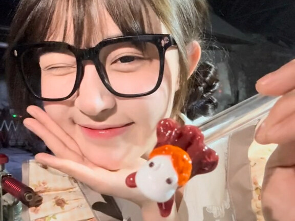 “Đừng buông tay em nhé～”