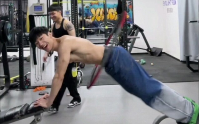 أخيرًا فهمت لماذا يكرّر الجميع: “فيديو لياقة طبيعي، بلا توجيهات ضارّة”!