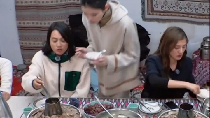 Hèn chi Tề Mộng Dao mãi chẳng béo nổi, hóa ra mẹ cô ấy vốn dĩ chẳng biết nấu ăn!