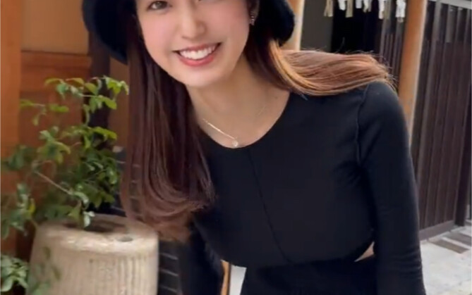 Cô Natsuki hôm nay đi công tác, tâm trạng thật đẹp