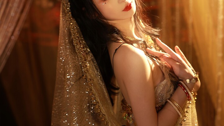 "I heard there's a dancing girl from the Western Regions in Beijing. She's a rare beauty in this wor