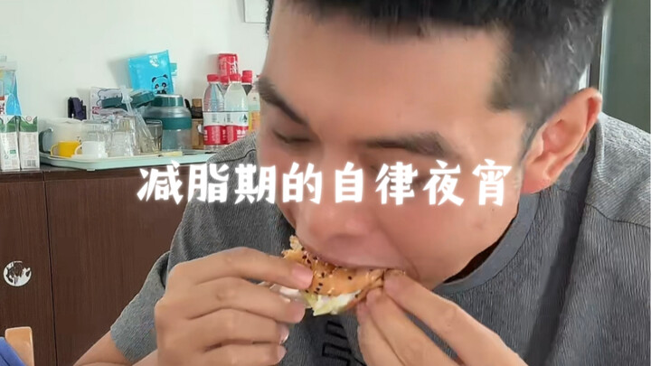 Lihat bagaimana pakar penurunan berat badan makan camilan malam