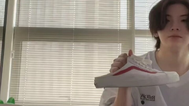 【Lee Ji-hoon Woozi】Sama sekali tidak bisa memakai sepatu, ini benar-benar tidak ada sirkulasi udara