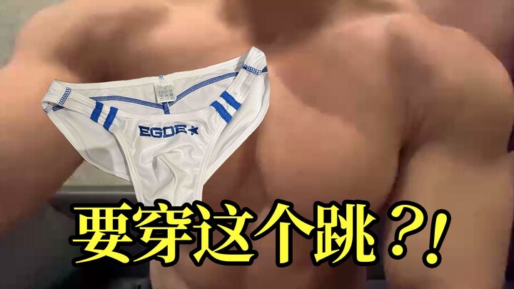 رجل مفتول العضلات دُعي للرقص في البار، لكن جميع الزبائن رجال، وعلاوة على ذلك...