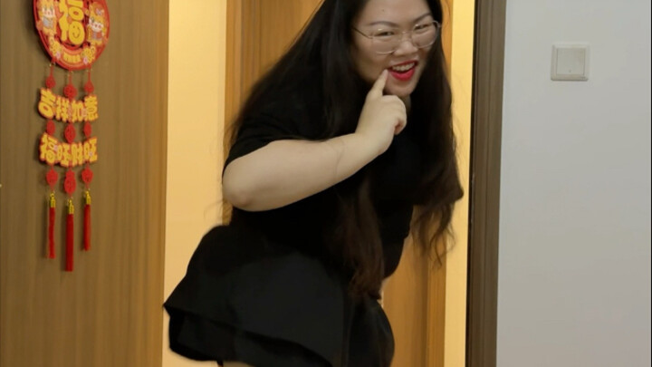 Aduh, tarian seksi kayak gini aku juga bisa! Bajunya ada, skill dance-nya juga oke, pokoknya mantap 