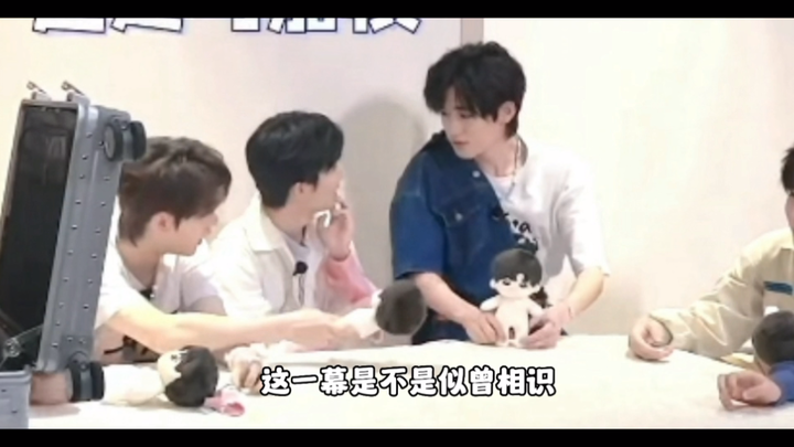 อาเสวียนพูดจบคำว่า “รีบจูบตุ๊กตาหน่อยสิ” แล้วก็จูบจริงๆ เจียฉีที่ตอนแรกกำลังมองอยู่ ก็พลันละสายตาไปอ