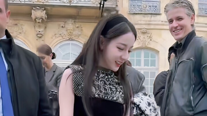 Shocking foreigners with her beauty! Stunning them all! This girl is slaying everyone in Paris with 