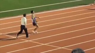 هذا أقرب ما أكون إلى حلمي، لكن جسدي لا يستطيع فعل شيء! لا يتحمل الرياضيون رؤية هذا، لقد دمعت عيناي ح