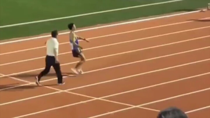 هذا أقرب ما أكون إلى حلمي، لكن جسدي لا يستطيع فعل شيء! لا يتحمل الرياضيون رؤية هذا، لقد دمعت عيناي ح