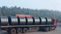 A truck driver hauling seven steel coils at once has stunned netizens, who are calling him a “tough 