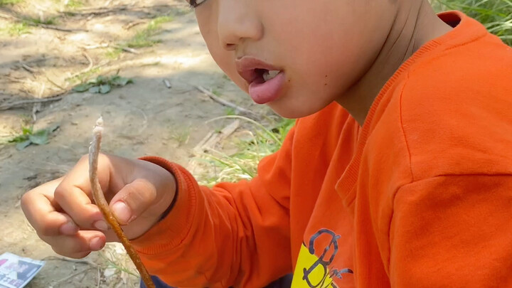 Kemarin aku bikin dia marah, hari ini aku putuskan pakai tabungan setengah bulanku buat traktir dia 