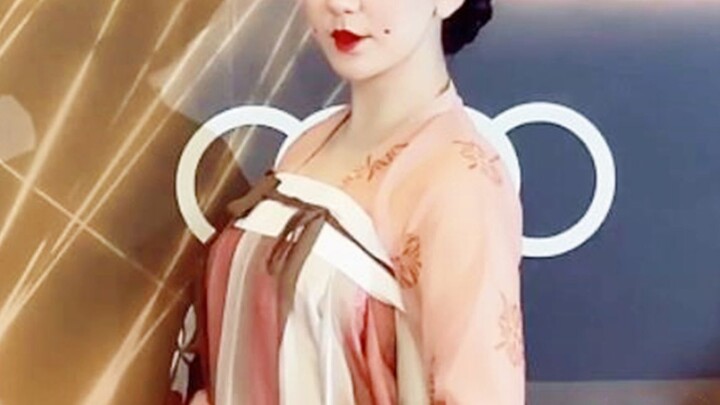 终于！！！终于有女明星汉服妆造走红毯了！也太绝了吧！！！
