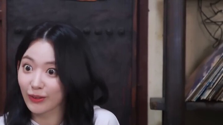 【Newjeans】มิยาวากิ ซากุระ มาดูว่าเฮรินกำลังทำอะไรอยู่