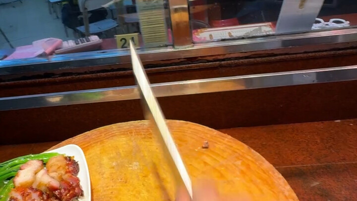 Even a “solo king” is doing well now—spending dozens of yuan on a single meal and instantly becoming