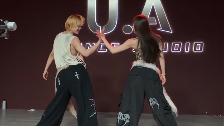 Sepertinya lagu ini nggak terlalu populer di daratan Tiongkok—kenapa ya? Koreografi oleh Golden—Girl