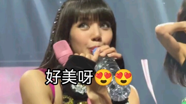 Nikmati Lisa dan Jisoo dari jarak super dekat. Ada yang tahu nggak kenapa harus minum pakai sedotan?