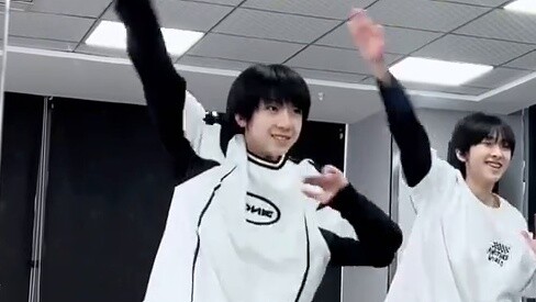 [Zuo Qihan and Yang Bowen] Why are we still laughing during the duet?