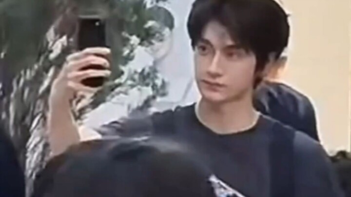 สองผู้ชายที่หล่อที่สุดในโลกแต่ไม่รู้ตัว