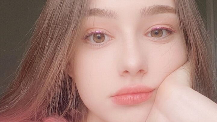 Ayo menari bersama Dasha, gadis Rusia!