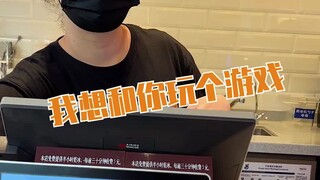 小姐姐看似淡定，眼神已经出卖了一切……