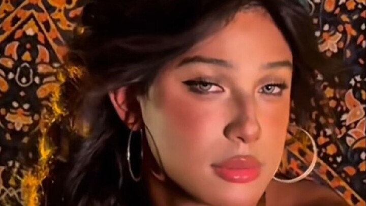 Xiu Ge's transformation into Princess Jasmine