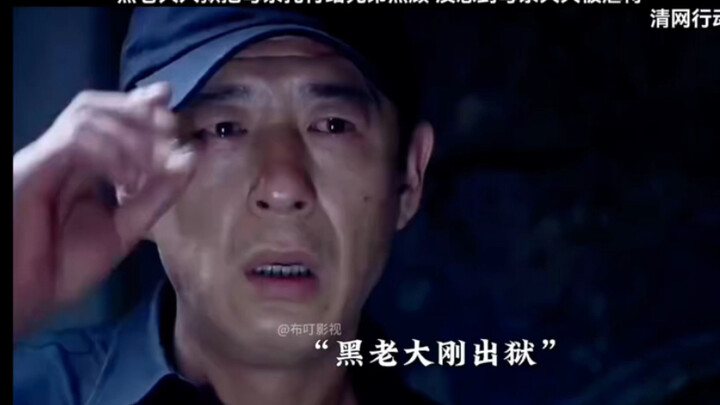 The gang boss goes to prison and entrusts his mother to a brother for care. Unbeknownst to him, his 