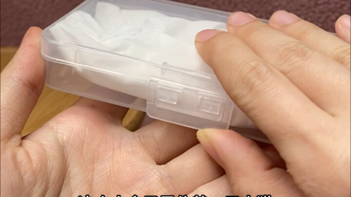 Chiếc hộp nhỏ này là nơi ở của một chú mèo con.