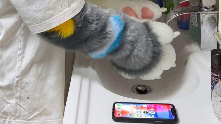 Saat Ponselmu Terkena Percikan Air