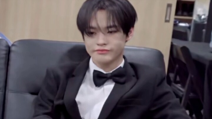 الجميع يرتدي ربطات عنق رسمية، فقط لِلِّي يرتدي فراشة عنق!