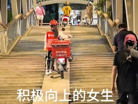 Ngày nay, nữ nhân viên giao đồ ăn vừa làm việc vừa ngắm cảnh cũng ngày càng nhiều…