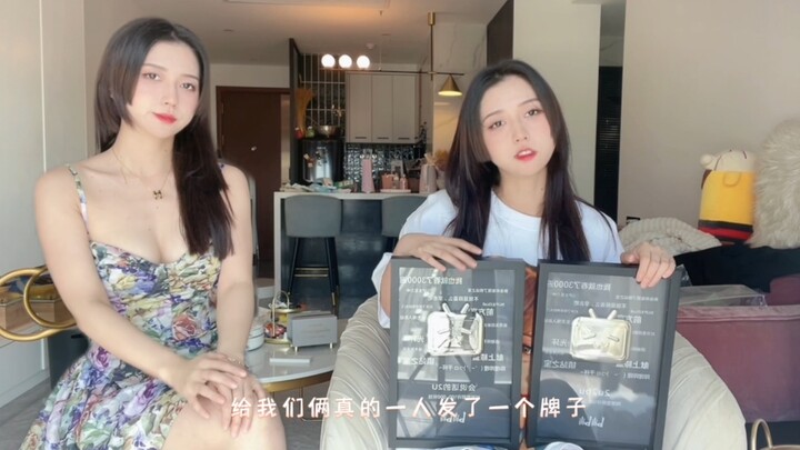 Bilibili sent us twin sisters two small TVs?